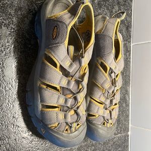Mens size 11 Keen sandals